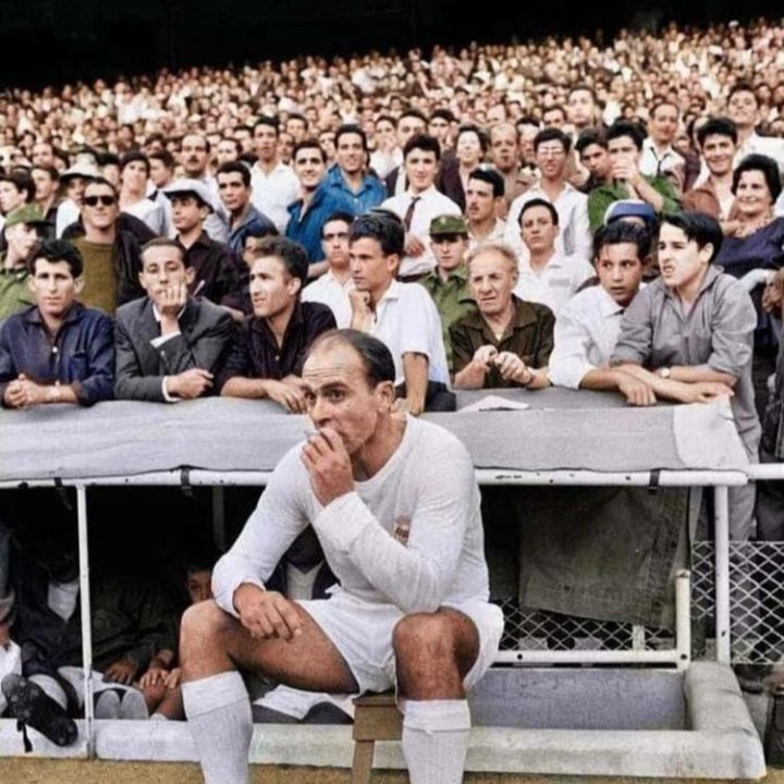 DepreBoleiro's tweet photo. Que imagem, senhores!
Di Stéfano fumando um cigarro no intervalo do jogo do Real Madrid. https://t.co/xlZDFge2rA