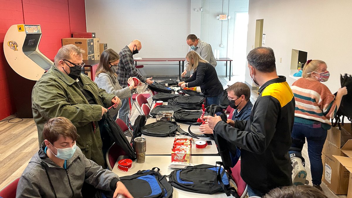 ComResource_Inc's tweet photo. Whether assembling gifts for Faith Mission residents or Ronald McDonald House Charities of Central Ohio families, our people are always ready to help. Thanks to our volunteers who have joined ComResource in lifting the spirits of others during this challenging holiday season. https://t.co/4jS5hU61po