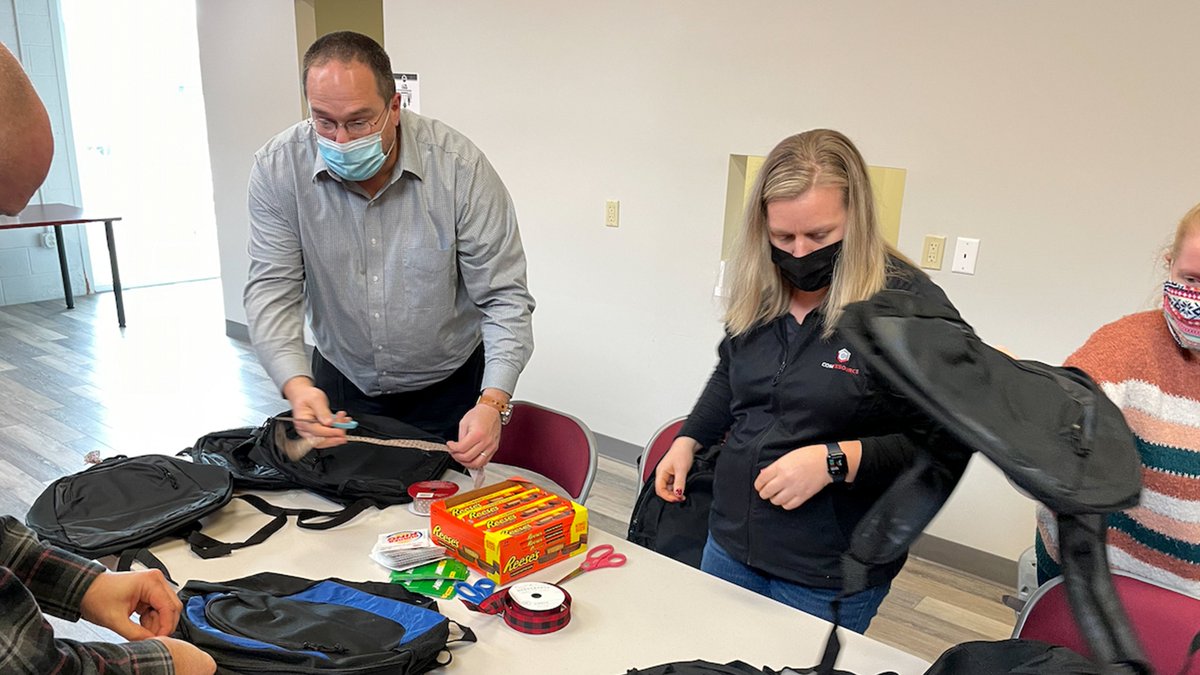 ComResource_Inc's tweet photo. Whether assembling gifts for Faith Mission residents or Ronald McDonald House Charities of Central Ohio families, our people are always ready to help. Thanks to our volunteers who have joined ComResource in lifting the spirits of others during this challenging holiday season. https://t.co/4jS5hU61po