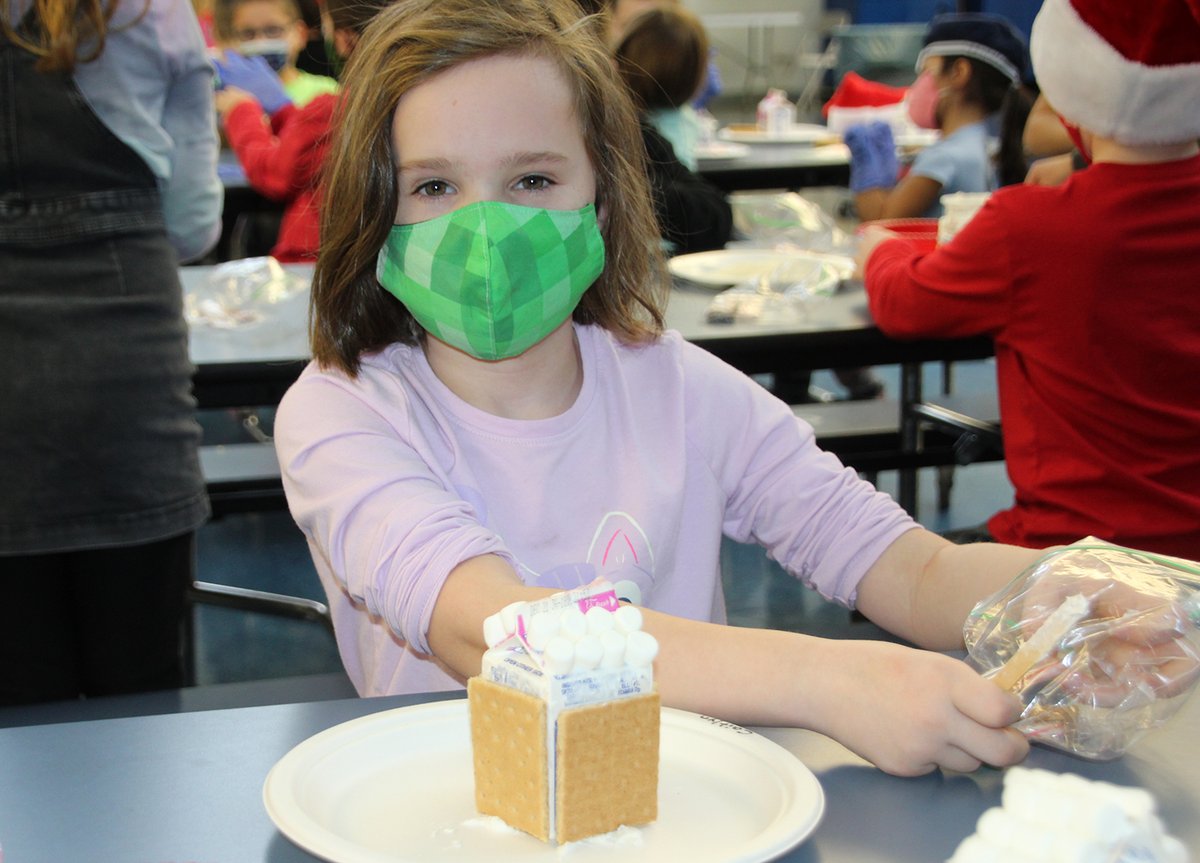 SpencerportCSD's tweet photo. We were back at @canalview_scsd today, for a sweet holiday "treat". Second graders built gingerbread houses and thoroughly enjoyed the "construction materials". (No supply chain issues for M&Ms or Skittles!). #CVRocks #RangerPride https://t.co/77fJ4iGpkG