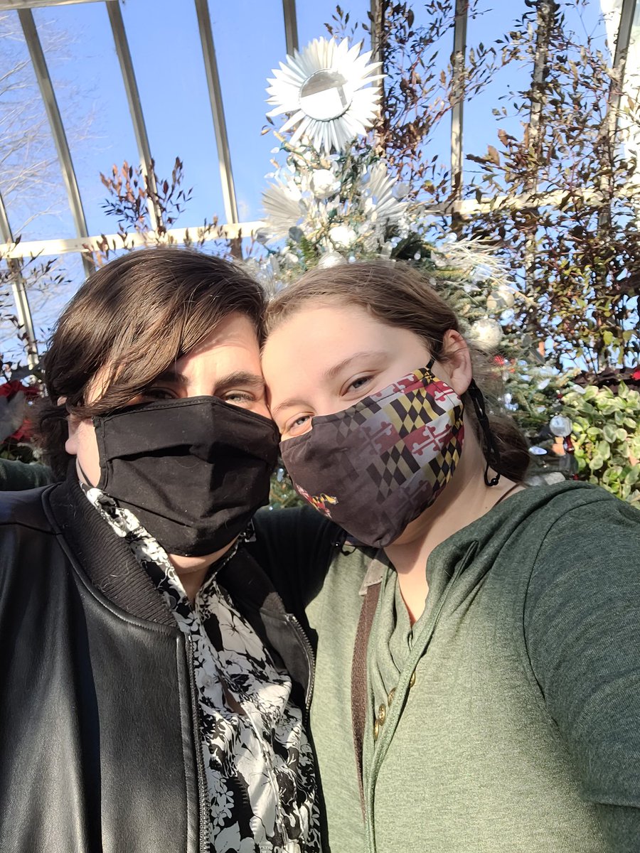 KsIrishRed's tweet photo. Went on a gay date to see some plants yesterday 💚 https://t.co/90cTKPLkBj