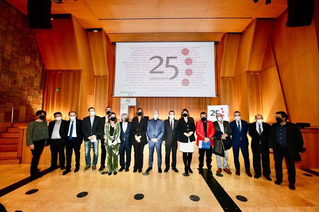 Felicitats a l’Agrupació Escolar Catalana pels 25 anys! Ponència inaugural del professor <a href="/XSalaimartin/">Xavier Sala-i-Martin</a> amb un repàs històric a l’economia del coneixement i reflexions sobre les implicacions per l’escola actual. I magnífica cloenda de la presidenta <a href="/LauraBorras/">Laura Borràs 🎗</a>. 
#25anysaec
