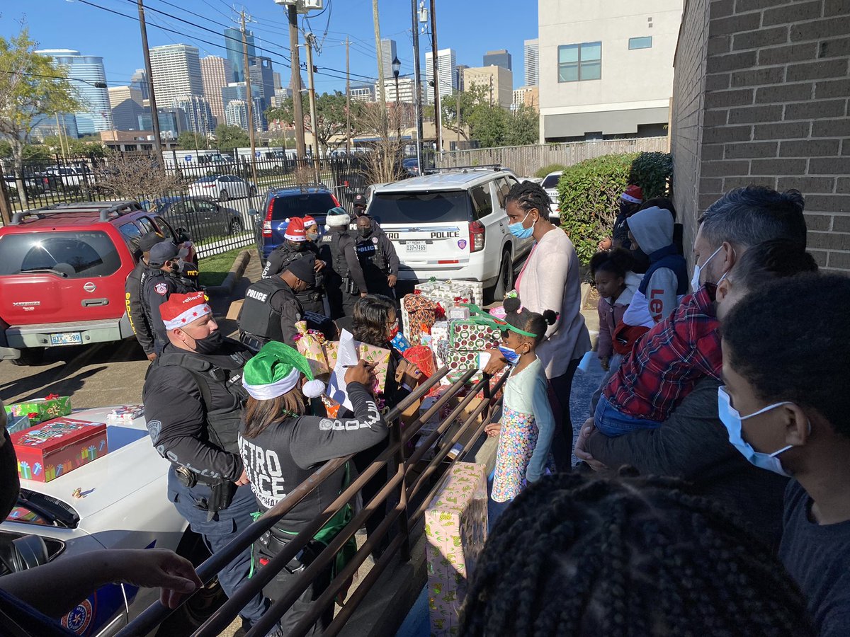 SalArmyHouston's tweet photo. Thank you to #MetroPolice for making #Christmas possible for families at our Jones Residence Supportive Shelter! 

@bumpers_v #SalvationArmy #Houston #MetroPolice https://t.co/TNicFzGwF0