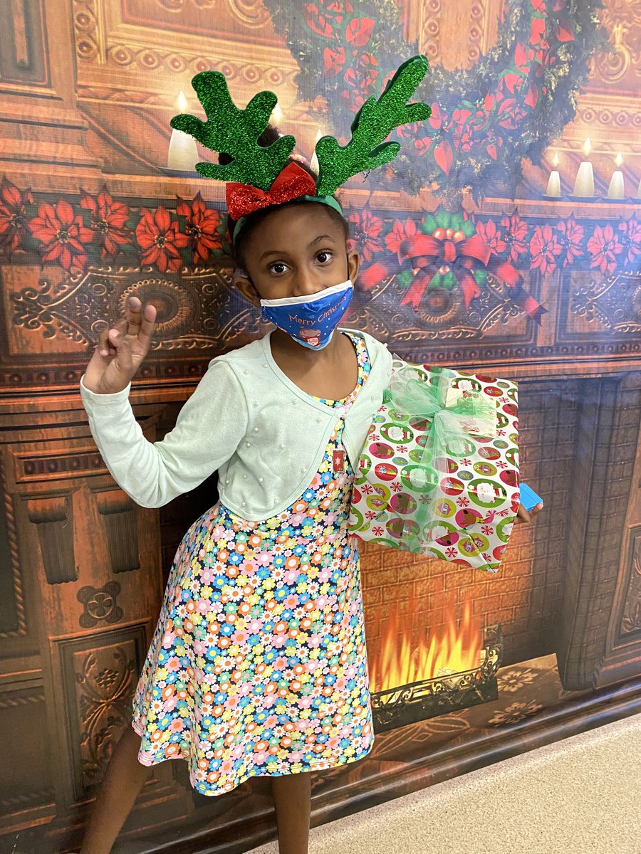 SalArmyHouston's tweet photo. Thank you to #MetroPolice for making #Christmas possible for families at our Jones Residence Supportive Shelter! 

@bumpers_v #SalvationArmy #Houston #MetroPolice https://t.co/TNicFzGwF0