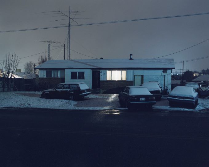 Vorrei ancora accompagnarti in periferia,dove ti piaceva fermare il tempo,sfogliare le prime scene dell’inverno nel profumo di zucchero e caffè sul sonno tiepido dei campi..
(A mio Padre)
Fotografia di Todd Hido (Outskirts)