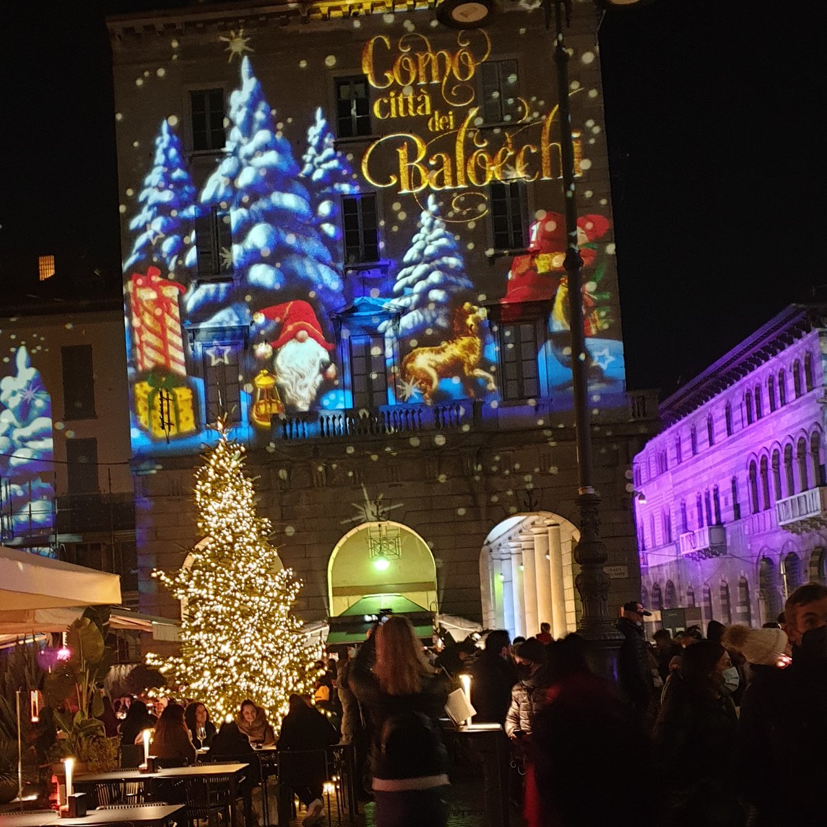 The beauty of Como meets the magic of Christmas and becomes an unforgettable place. A magical city that attracts adults and children, becoming the "City of Toys" that triggers a beautiful event and colors everything.

#ViandanteErrante  #TravellingThroughTheWorld #TravelIsLife