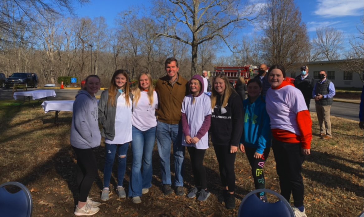 marshallcosoft's tweet photo. Volunteering at Kenlake Resort today and we ran into @GovAndyBeshear https://t.co/uOONiOgcAm