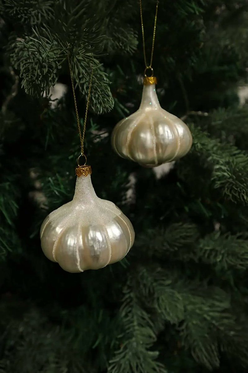 TorontoGarlic's tweet photo. 🎶 Deck the halls with bulbs of garlic 🎶 Fa-la-la-la-la 🎶  la-la-la-la 🎶 Wishing you and yours a very merry and garlicky holiday season! 🧄🧄🧄 https://t.co/cOZ1604Teq