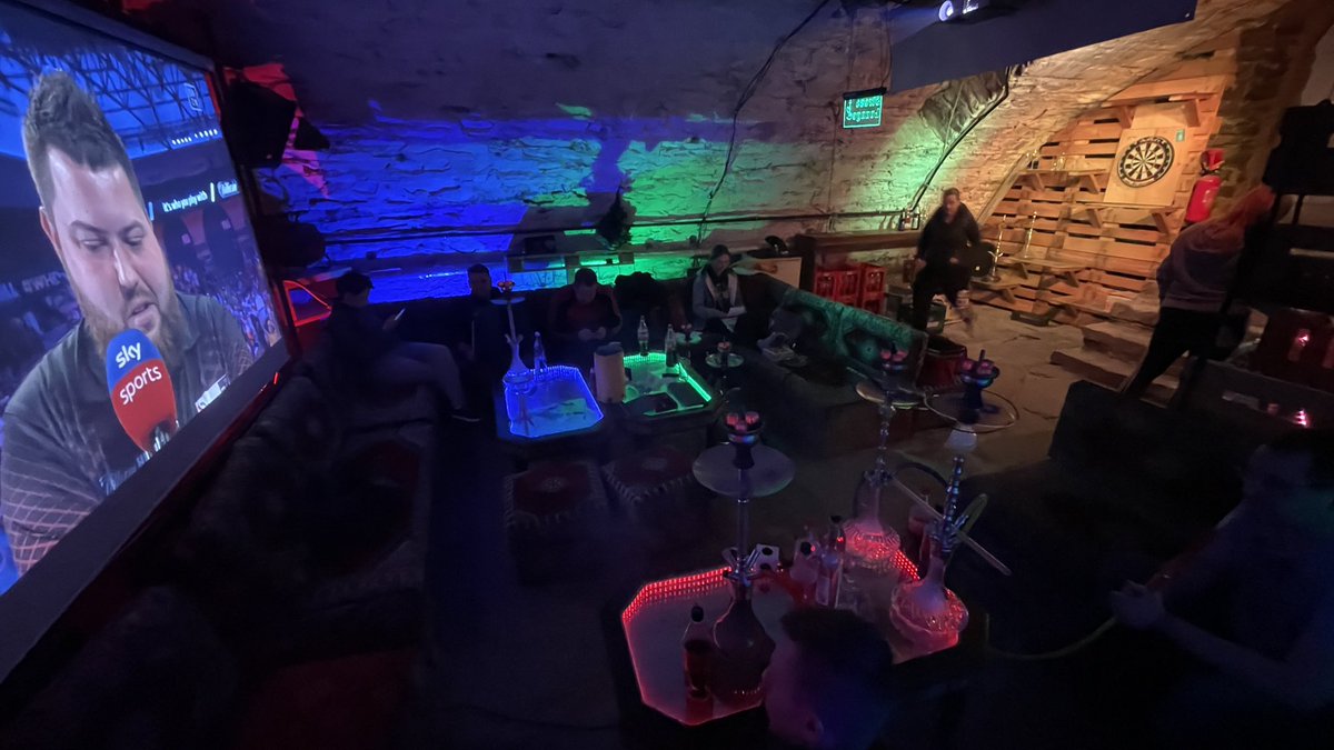 So lässt sich WM gucken 😁 #DartsWM #dartzn <a href="/ElmarPaulke/">Elmar Paulke</a>