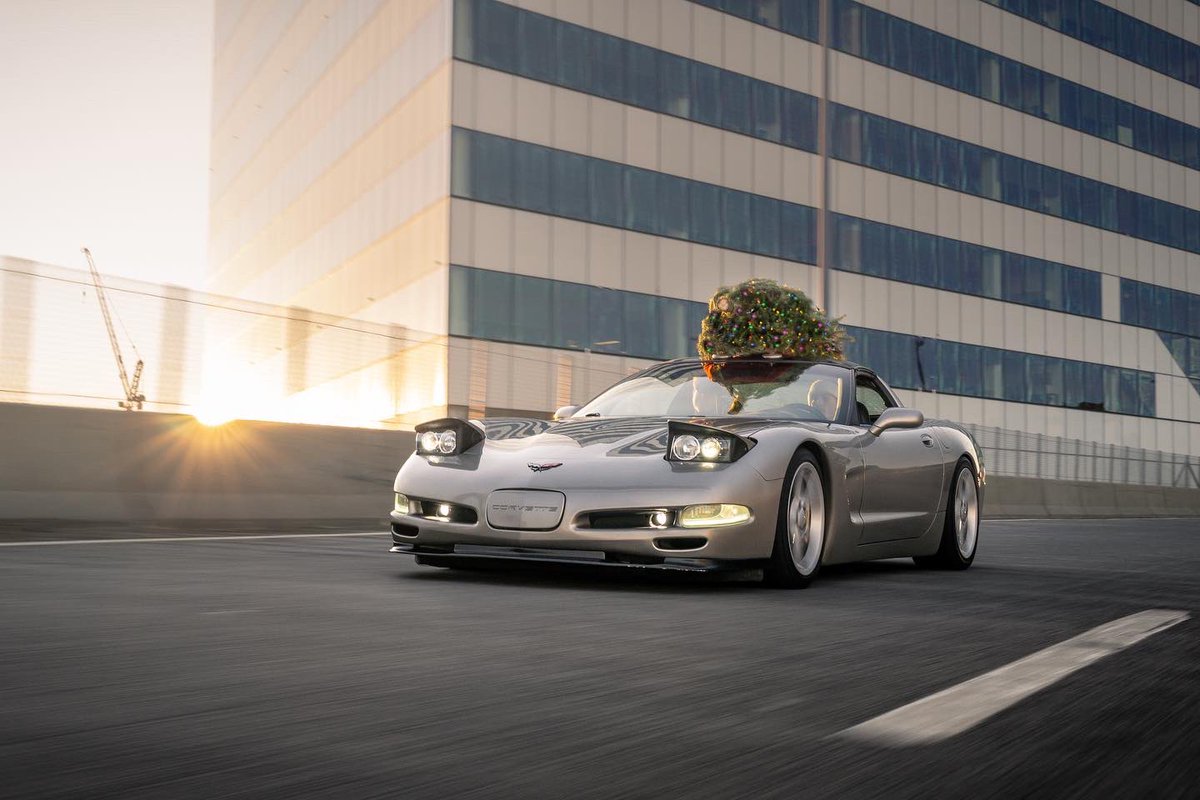 drivehub__'s tweet photo. @ChevroletEurope @chevrolet @ChevroletCanada @MuziChevrolet @ChevroletArabia 
#Chevrolet #Corvette #Boston #Christmas https://t.co/jHL4VfbjLk