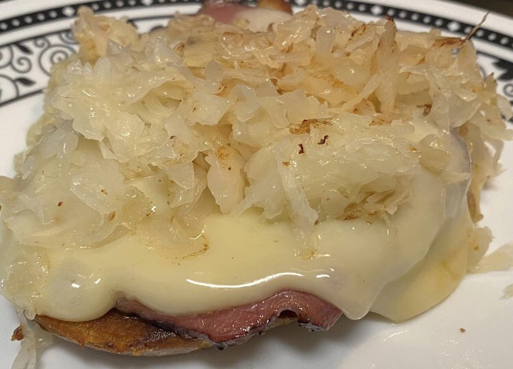 ManhattanInter2's tweet photo. #yummy ham & cheese on a pretzel with Swiss, sauerkraut & homemade Sriracha thousand island dressing! Something different & super easy to make! 😋 #McDeezNazoMeals #McDonalds #mcddrive #dinnertime ~ C
 https://t.co/RBHF852WNb