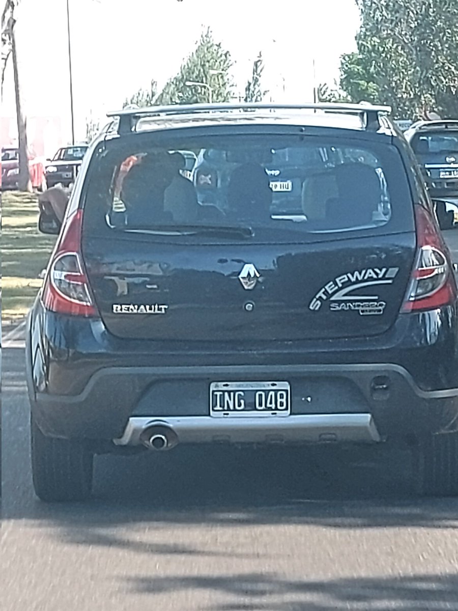 SambranaT's tweet photo. Estoy nervioso porque si todo sale bien mañana me recibiria de ingeniero. Salgo del laburo y me cruzo con la siguiente patente. Mi viejo me manda un mensaje desde el cielo https://t.co/nZw6sEi7wq