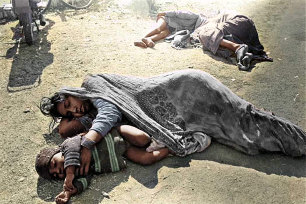 DaniMayakovski's tweet photo. Todo el mundo sabe de Chernobyl que mató a menos de 100 personas en 1986.

Pocos saben sobre el desastre de Bhopal (India), cuando la corporación de EEUU, Unión Carbide, mató a 25.000 personas y envenenó a más 500.000 en 1984.

Hace unas semanas se cumplían 37 años de la masacre. https://t.co/7HZXIq4nyn