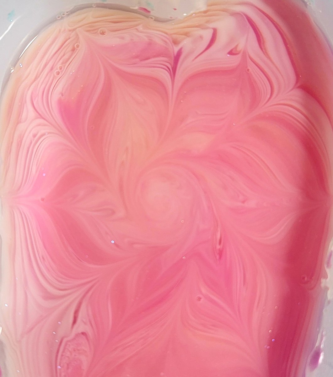 BattyBits's tweet photo. Took a little break between pouring customs today to play around with some near clear! Fingers crossed these turn out like I planned! 🤞 https://t.co/EhsFHHlccW