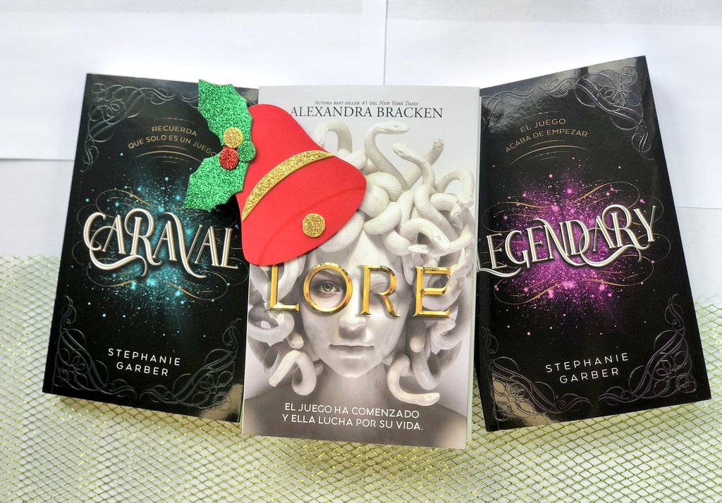 UranoColombia's tweet photo. Una feliz #Navidad es que te regalen los libros que más deseas: #Lore, #Caraval y #Lendary📚🎄🎁

#RegalaLibros
#yoregalolibros https://t.co/KCws0usfsQ