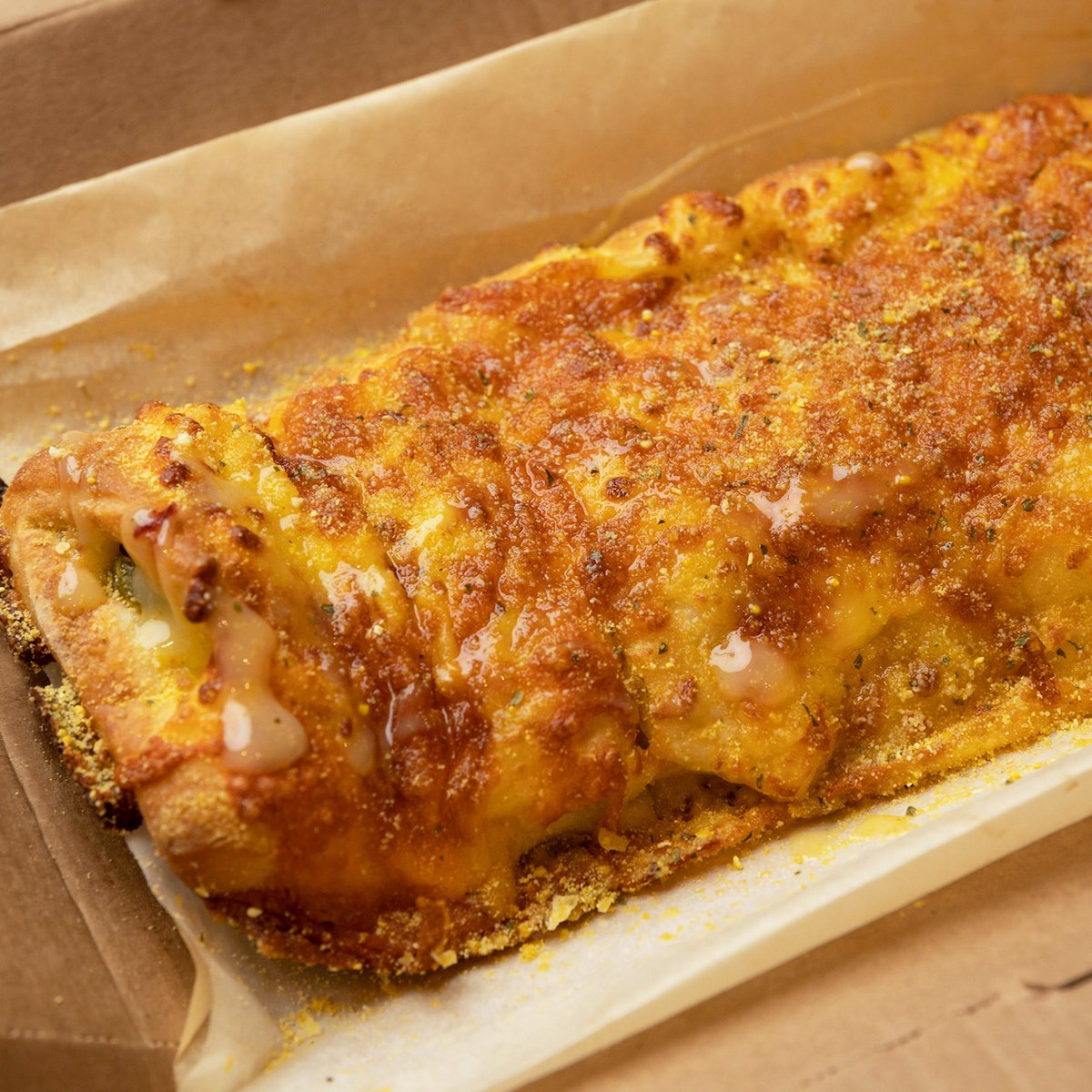 DominosRD's tweet photo. ¡Ordena tu #StuffedCheesyBread favorito! ¿Te quedas con el sabroso Bacón y jalapeño o eres fan solo del queso? 🤔

Ordena en https://t.co/nKeBXzlYCq o en tu DominosApp.
L-V: Delivery hasta las 10pm. / Para recoger 11am-10pm.
S-D: Para recoger hasta las 10pm.

#DominosRD
#Dominos https://t.co/yAtizamdMz
