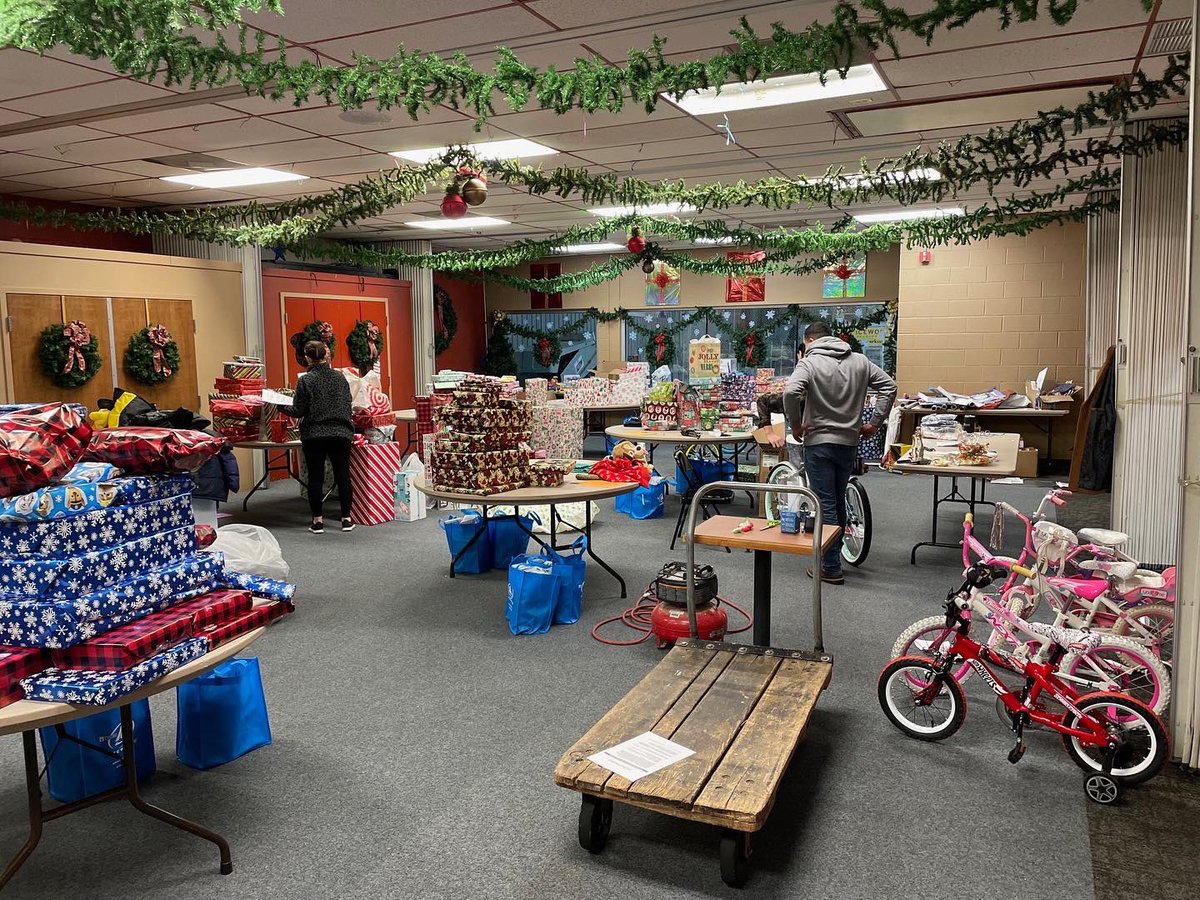 PremierOrthoUSA's tweet image. Each year, @IceWorksComplex hosts a toy drive to donate presents to families in the community. Premier’s elves stopped by to assist with wrapping toys this morning. Thank you to IceWorks for allowing us to be a part of making families cheerful this holiday season. #HappyHolidays