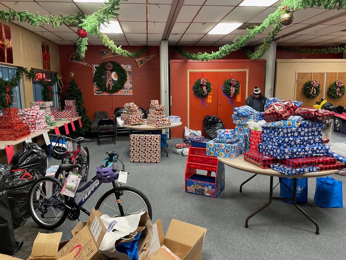 PremierOrthoUSA's tweet image. Each year, @IceWorksComplex hosts a toy drive to donate presents to families in the community. Premier’s elves stopped by to assist with wrapping toys this morning. Thank you to IceWorks for allowing us to be a part of making families cheerful this holiday season. #HappyHolidays