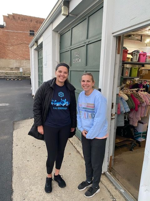 SecondBridge1's tweet photo. Thank you, C.H. Robinson - Woodale for hosting a toy and pajama drive for Second Bridge.  I was overwhelmed by your support.  Thank you all so much! https://t.co/Wh05D15vqX