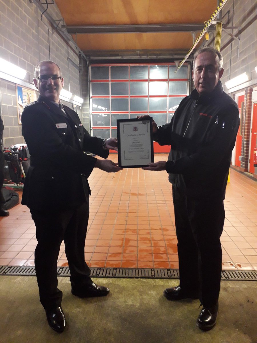 MarkOB53's tweet image. One of my last duties as DCFO..utterly privileged to present the wonderful WM Chris Sands with his leaving certificate. 35 years on-call, an amazing achievement and a truly dedicated professional public servant. Thank you Chris from all @EastSussexFRS