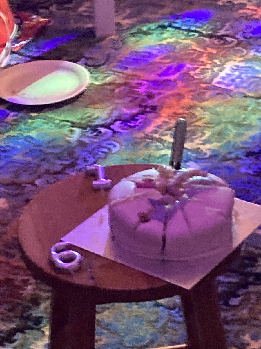 cryovermilk's tweet photo. cake 
#photographer #photograph #photography #cake #birthday #ArtistOnTwitter https://t.co/Izi0MYuZSR
