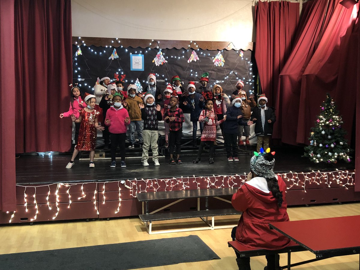 Feeling the Holiday Spirit here at AES with our annual Winter Program! Happy Holidays 🎄🎄