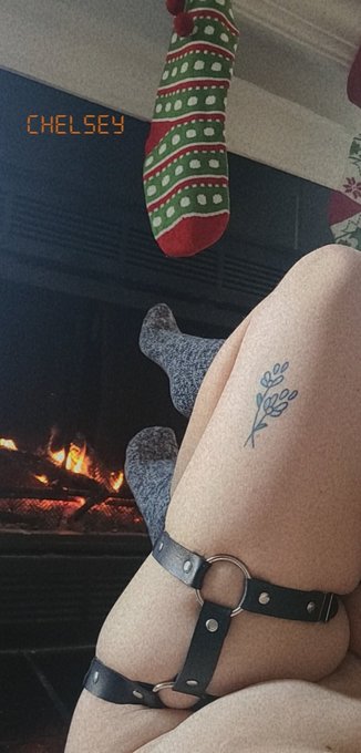 Just made content (video/pics) for my subscribers on Xmas morning! 🎄 https://t.co/5obxZVFfJq