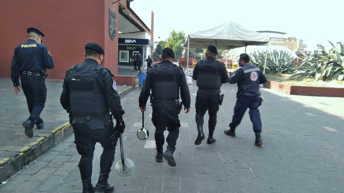#ATENCION Evacuan a más de 500 trabajadores del edificio de la Secretaria de Finanzas de la #CDMX ubicado en Avenida Niños Héroes, esquina Dr. Liceaga, colonia Doctores, esto por la amenaza de un artefacto explosivo donde por suerte solo fue el susto #CDMX