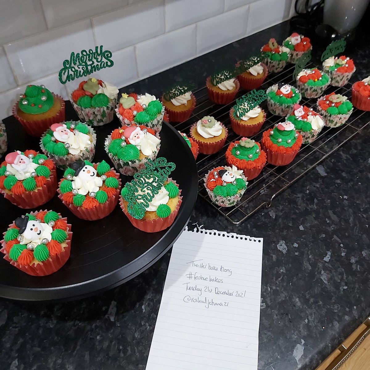 RahulJethwa21's tweet image. Christmas cupcakes #festivebakes #twitterbakealong @Rob_C_Allen @thebakingnanna1