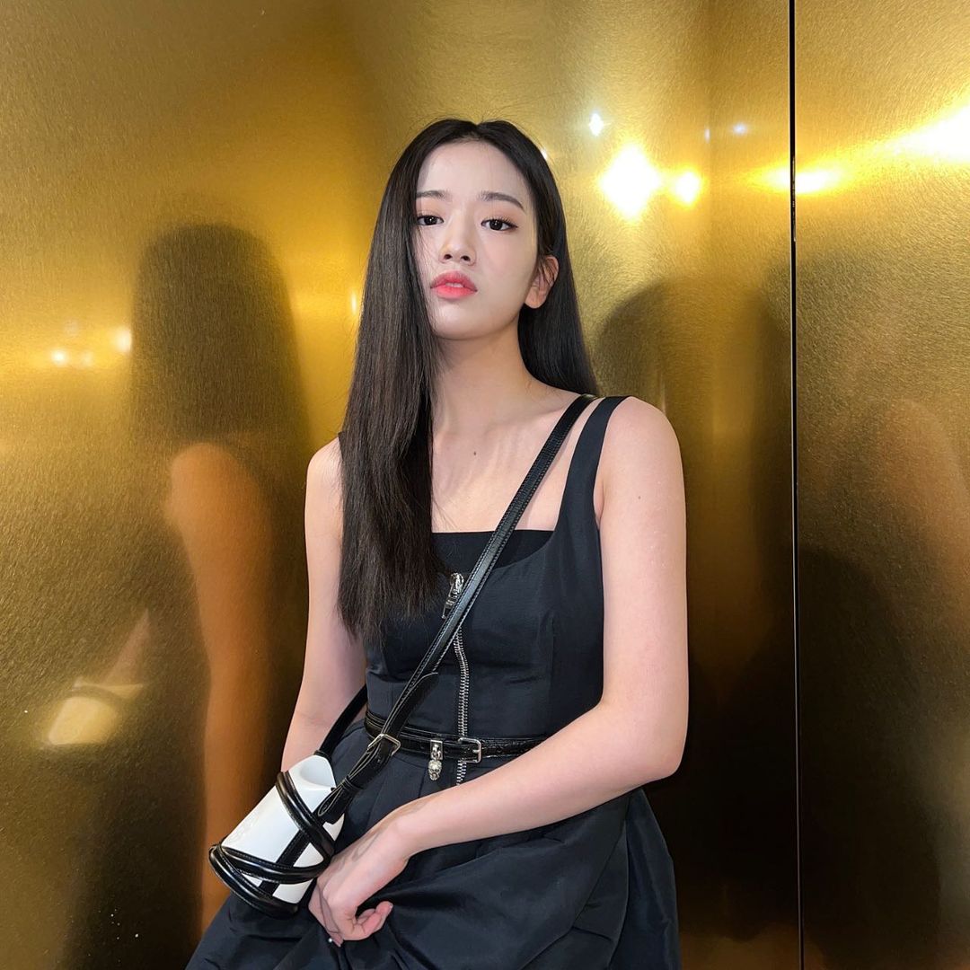UPDATESIVE's tweet photo. [IG UPDATES] Yujin #McQueenTreads #McQueenCurve 

#IVE #IVESTARSHIP #IVEFILM #아이브 #YUJIN #GAEUL #LIZ #REI #WONYOUNG #LEESEO https://t.co/qzSEDylO6l