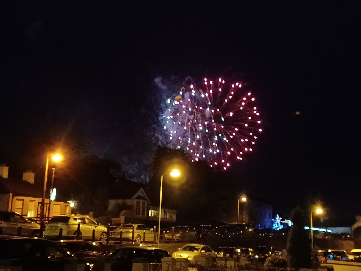 Not often ya get such a fine fireworks display outside your front door. Well done to all at @WaterfordCounci for such a terrific night of events marking the Winter Solstice. Really proud to have had Ballyduff Upper take part. https://t.co/QYCqg8G8dW