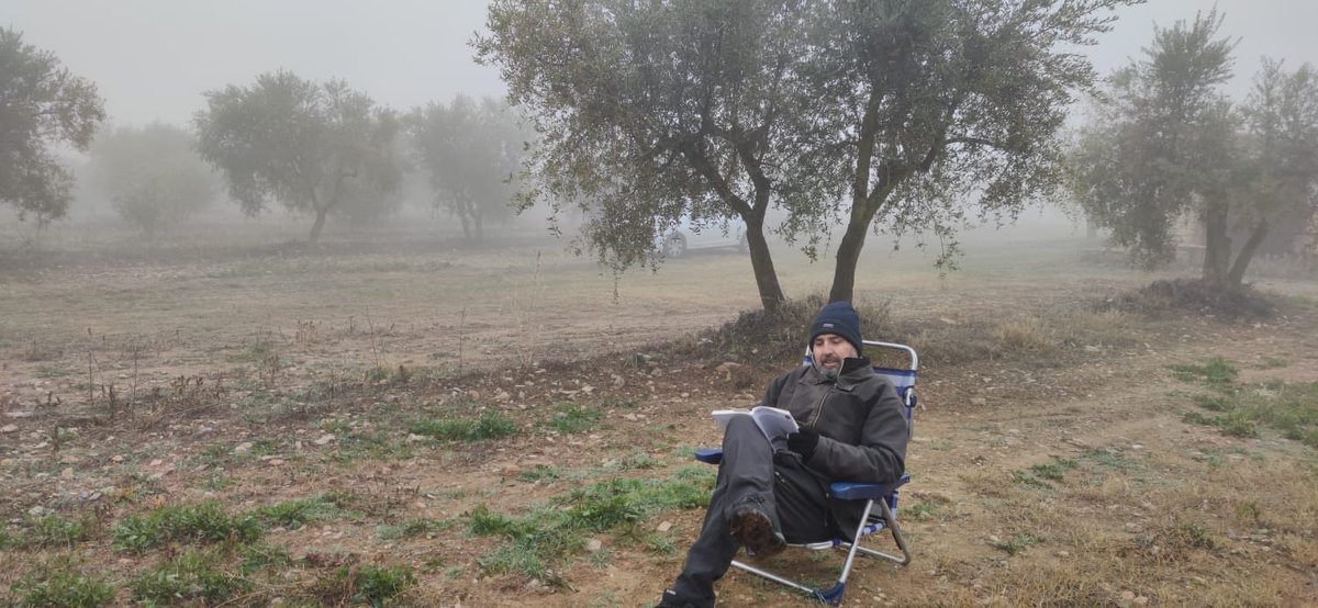 Sí, sí, aquí en ⁦@JoanYeguas⁩ està llegint enmig de ⁦<a href="/LABOIRADEPONENT/">Laboiradeponent</a>⁩ #Aiguaalesvenes ⁦<a href="/editorialfonoll/">editorial fonoll</a>⁩ ja tardeu perquè us el dugui el Pare Noel, la soca o els Reixos!!!!