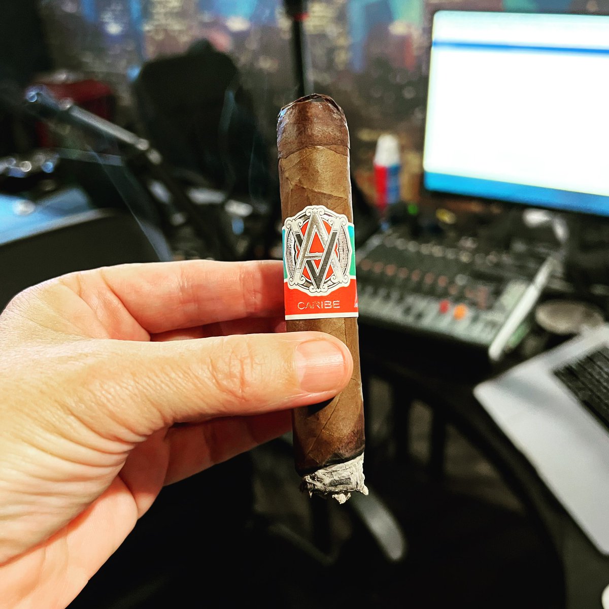 CigarDojo's tweet photo. Juicy is the best way to describe the @avocigar synchro Caribe https://t.co/wXf3r1D9mu