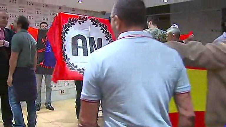 FonsiLoaiza's tweet photo. Hoy, la Audiencia de Madrid ha suspendido la entrada en prisión de los neonazis que asaltaron la Blanquerna en el año 2013. Mientras, los chavales de Altsasu cumplen 1.864 días en prisión por una pelea de bar. Luego dirán que "la justicia es igual para todos en España". https://t.co/FBmELkKxIC