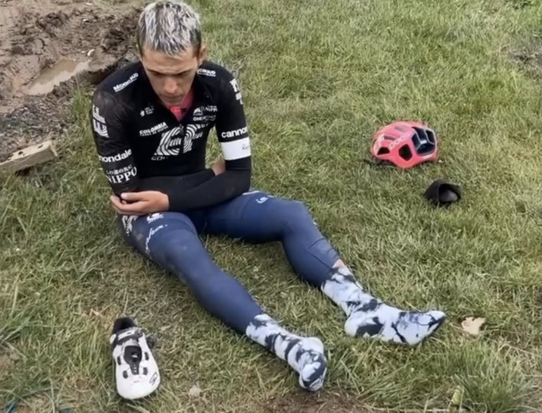 #Infirmerie 🚑 / 🇨🇴 Daniel Arroyave (EFN) heurté par une voiture à l'entraînement dans la région d'Antioquia. Rien de grave, mais un énième accident impliquant un cycliste...