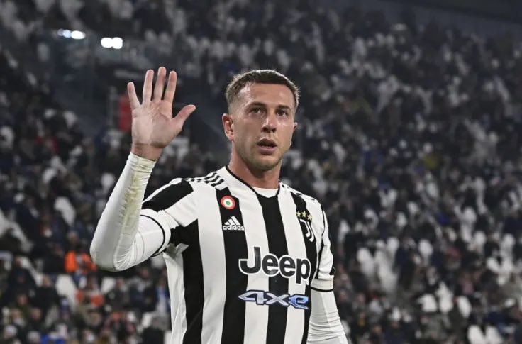 Juv_Inside's tweet photo. Fin du match | 2-0

- Tek intraitable qui nous sauve du 1-1
- Bernardeschi énorme 
- Belle entrée de McKennie, Kulusevski et Locatelli

On prend les 3 points et on revient à 4 points de la 4e place suite au match nul de l’Atalanta ! 

#JuveCagliari 
#FinoAllaFine #ForzaJuventus https://t.co/E9k10Fnf1n