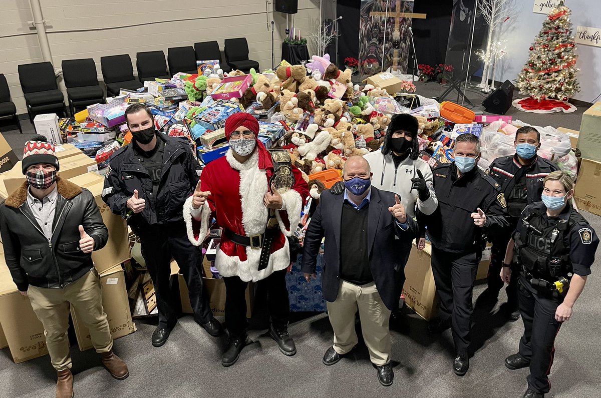 TigerSingh_Fdn's tweet photo. #MiracleOnMain Epic Toy Delivery! Over $100,000 worth of toys delivered today @TSAMilton that will go towards supporting thousands of families this Christmas! Grateful to have our partners @HaltonPolice in attendance along with our Ambassadors @vankayak &amp; @Mike_Cluett🙏🏽❤️🚂⛄️🎅🏽🧸 https://t.co/4XwpftVyDh