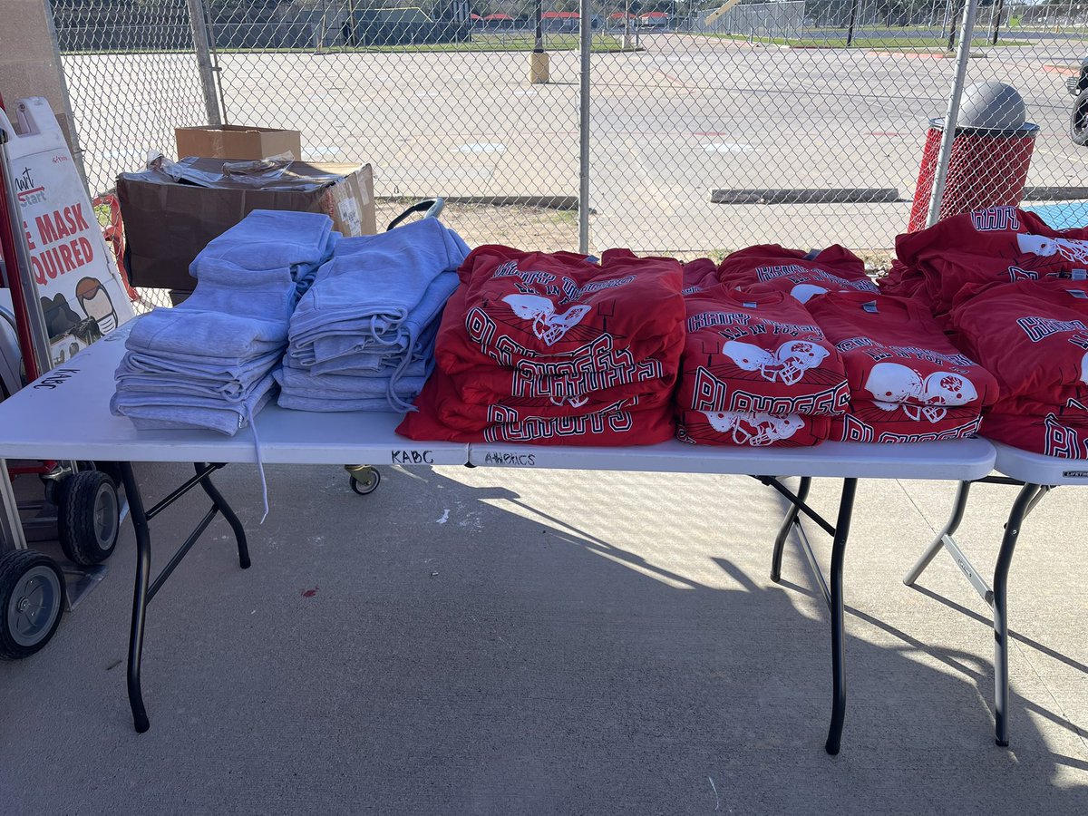 KABCBooster's tweet photo. We have $10 tables, some regular priced stuff and $25 shoes!!! We have blankets and stocking stuffers. Come by and see us!!!! 4-7 pm today. Tiger stadium (football parking lot) https://t.co/NbiMQqgDuq
