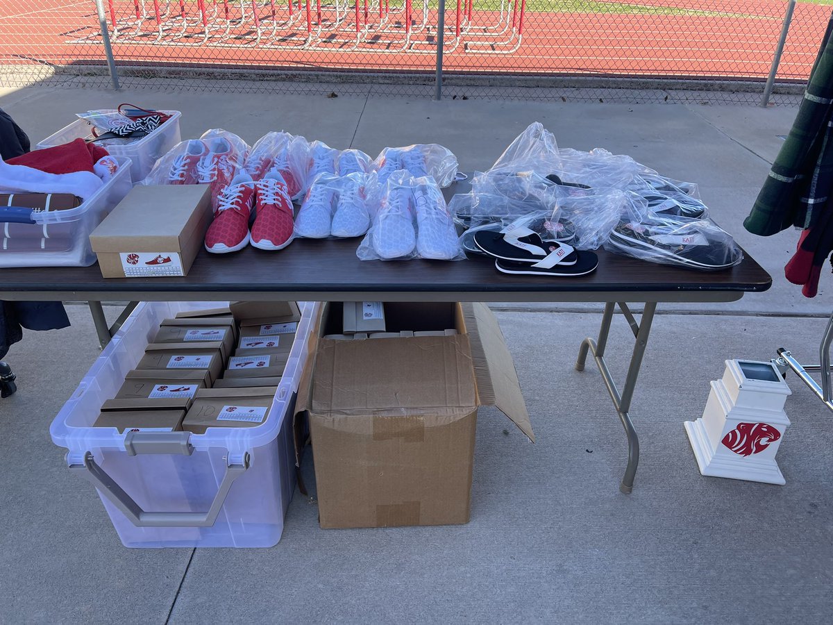 KABCBooster's tweet photo. We have $10 tables, some regular priced stuff and $25 shoes!!! We have blankets and stocking stuffers. Come by and see us!!!! 4-7 pm today. Tiger stadium (football parking lot) https://t.co/NbiMQqgDuq