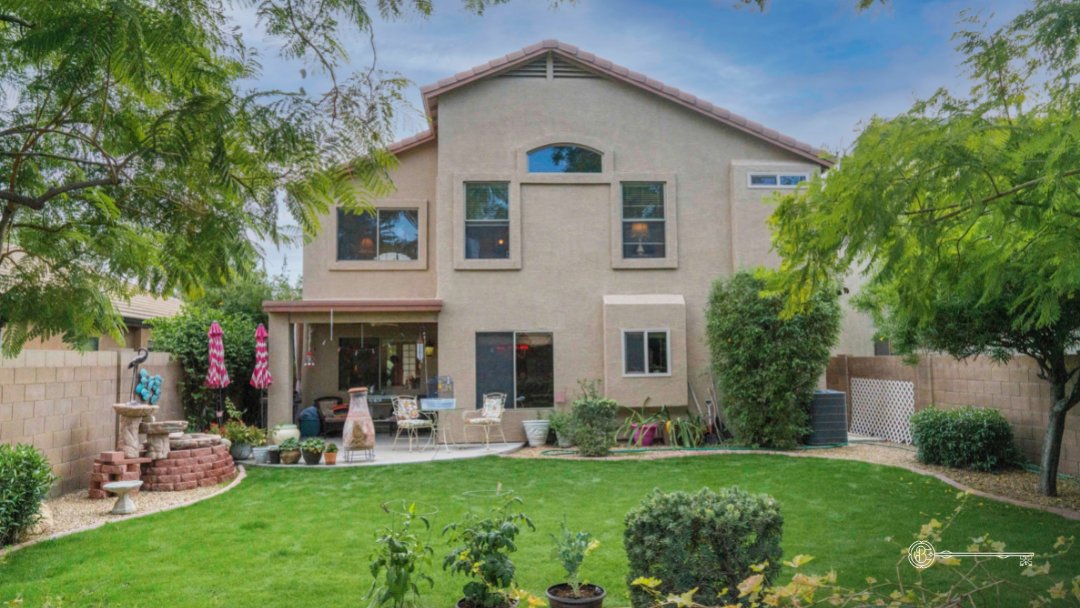 CraftAndBauer's tweet photo. #ForSale in #PHX. Start 2022 in the bliss of your well-maintained 3 bed/2.5 bath home located next to a community park. You'll have a perfect little porch to watch sunsets so picturesque they put them on the #Arizona state flag.

🌵 Listed by @dialdominic &amp; Hannah Maroney · $450k https://t.co/v1rr1TrabF