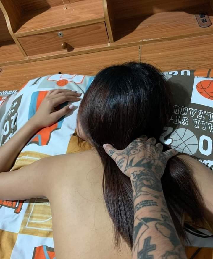 0rgasmodenoche's tweet photo. Nada mejor que darle un masaje a tu novia. https://t.co/JJNxCAh3YF
