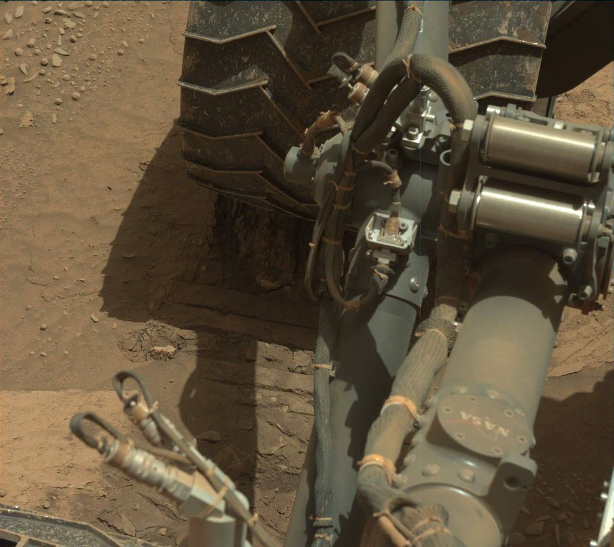 MarsMissionImgs's tweet photo. #CuriosityRover image taken on #Sol3330 with #Mastcam #Mars #NASA #Space https://t.co/8frgqsHlGQ
