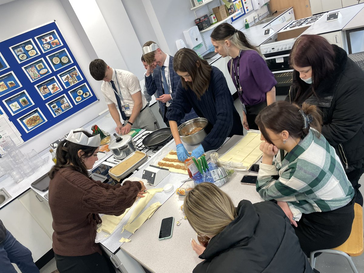 12ETHDNA's tweet photo. 12ETH students prepping for the last day of term! They’ve worked so hard this term, stepping up to A Levels and BTECs, taken it all in their stride and continuing to make us proud! Plus look at that Nutella Christmas tree 🎄🙌🏻 @nieperacademy https://t.co/XTlLZi1sxn