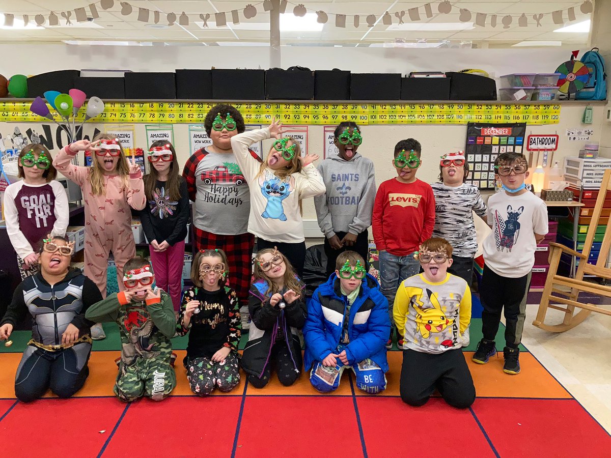 We wish you a very Merry Christmas and Happy New Year 🎄 #MiddieRising #MustangsOnTheMove