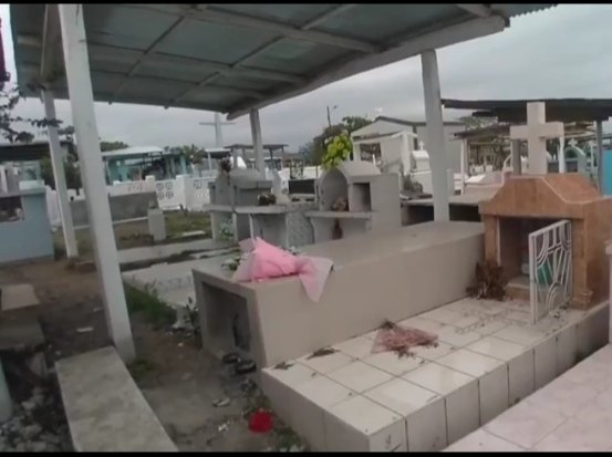 MiJocay's tweet photo. A pocas horas de que el  cadáver de Naomi Arcentales sea exhumado, se reporta el intento de profanación de su tumba. Su familia ( Juan Carlos Sabando) acaba de alertar a la @Policianacional  de que pretenden robar sus restos del Cementerio Público de Pedernales.@LassoGuillermo https://t.co/LfFsn4bQcO