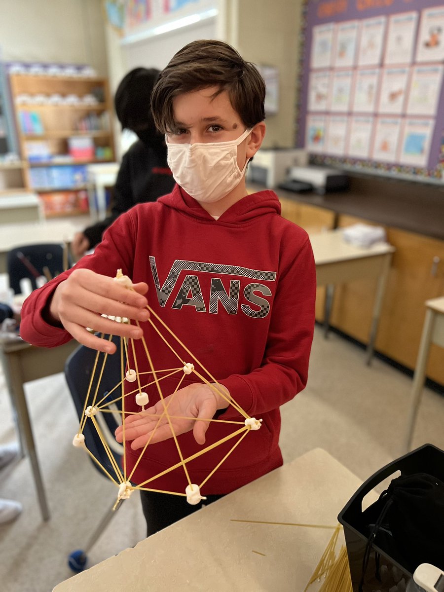 MrsMessen1's tweet photo. 6/7 students getting in on some holiday building fun. #STEM #MerryChristmas https://t.co/6zV7EdwguO