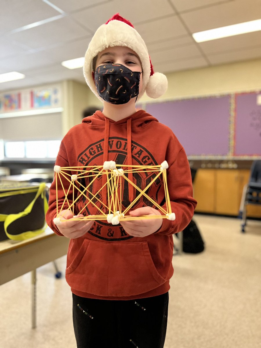 MrsMessen1's tweet photo. 6/7 students getting in on some holiday building fun. #STEM #MerryChristmas https://t.co/6zV7EdwguO