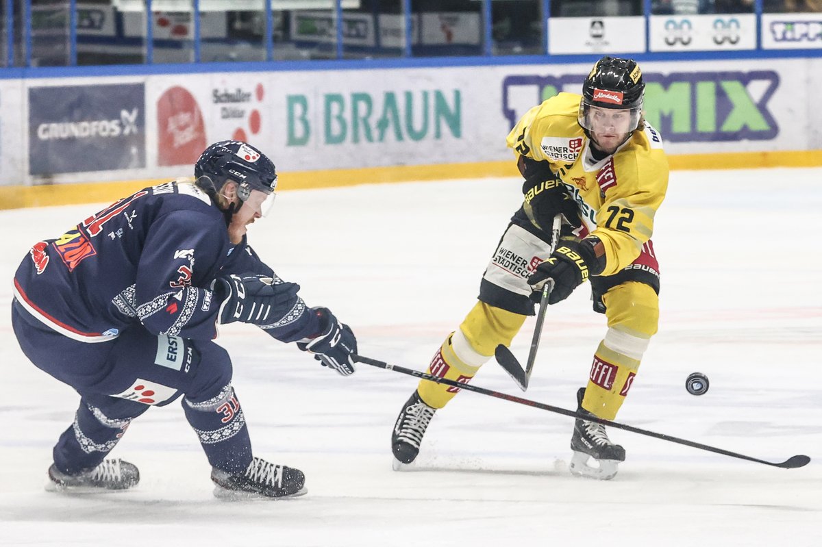 viennacapitals's tweet photo. Zwei Treffer durch Youngstar Patrick Antal und Topscorer Nicolai Meyer brachten unsere #Caps im letzten Drittel zurück ins Spiel. 👍 1⃣4⃣0⃣ Sekunden vor Schluss verhinderte ein Treffer von @FehervarAV19 zumindest einen Punkt.
🗞 | https://t.co/1lhfZDD4u8
#AVSVIC https://t.co/Ua8NZN6Gfi
