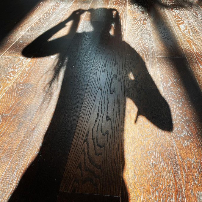 No two shadows are alike, but you can always see what you like... #mariandelacroix #pouchirou #singer<a href="/tag/singer"class="tags"><span>#singer</span></a><a href="/tag/shadow"class="tags"><span>#shadow</span></a><a href="/tag/songwriter"class="tags"><span>#songwriter</span></a><a href="/tag/mariandelacroix%20"class="tags"><span>#mariandelacroix </span></a>