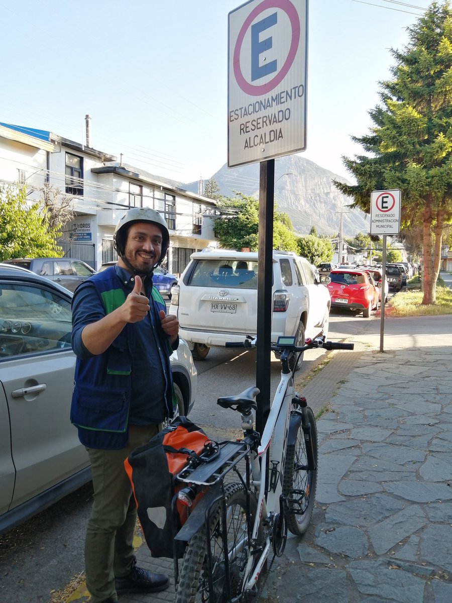 Que lindo caminar por Coyhaique y encontrase con el alcalde <a href="/CarlosGaticaV/">Carlos Gatica Villegas</a> saliendo de la alcaldía a repartir unos regalitos en bici. Tremendo ejemplo <a href="/municoyhaique/">Ilustre Municipalidad de Coyhaique</a> <a href="/cicleayque/">cicleayque</a> <a href="/rhurtubia/">Ricardo Hurtubia (⧖)</a> <a href="/alba_vasquez_j/">Alba Vásquez</a> <a href="/mueveteCL/">MUEVETE</a> <a href="/marcelomena/">Marcelo Mena-Carrasco 🚲♻️ 🇨🇱</a>  <a href="/gstierling/">Gonzalo Stierling</a> <a href="/goreaysen_/">Gobierno Regional De Aysén</a>
